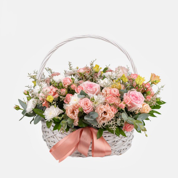 Basket with mixed flowers 